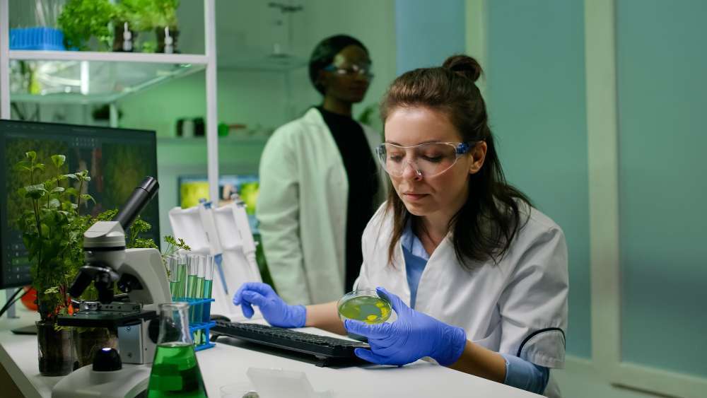 Harnessing Data for Discovery: The Benefits of a Career in Bioinformatics 34 Career in Bioinformatics